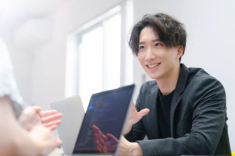 エンジニアがクライアントと打ち合わせ